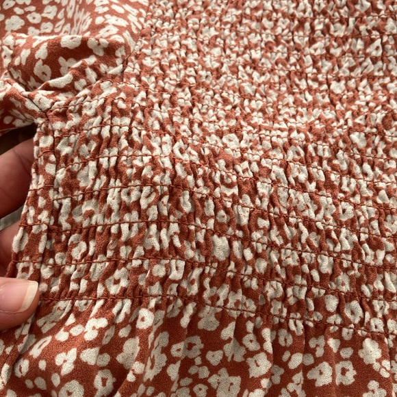 Urban romantics floral orange/cream colors blouse Size M but feels like S size - Picture 9 of 10